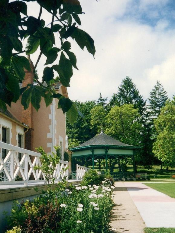 Logis Hotel Saint-Roch Pleumartin Exterior foto