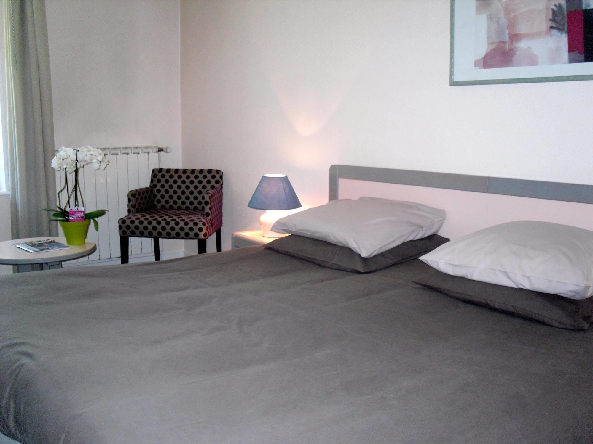 Logis Hotel Saint-Roch Pleumartin Exterior foto